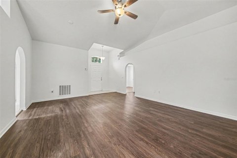 House in Sanford, Florida 3 bedrooms, 136.1 sq.m. № 2102588 - photo 2