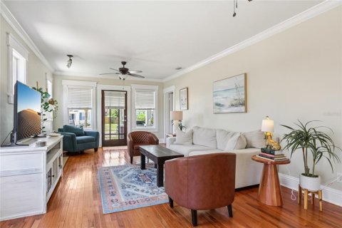 House in Tampa, Florida 2 bedrooms, 118.54 sq.m. № 1913750 - photo 11