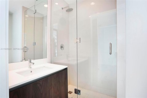 Condominio en alquiler en Miami, Florida, 3 dormitorios, 153.2 m2 № 1993807 - foto 12