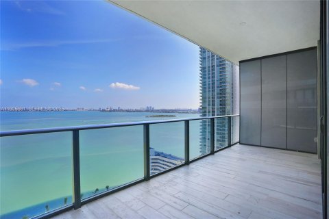 Condominio en alquiler en Miami, Florida, 3 dormitorios, 153.2 m2 № 1993807 - foto 1