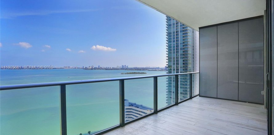Condominio en Miami, Florida, 3 dormitorios  № 1993807