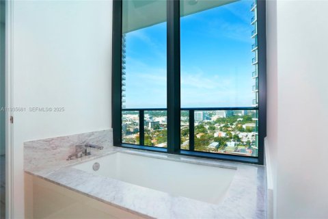 Condominio en alquiler en Miami, Florida, 3 dormitorios, 153.2 m2 № 1993807 - foto 14