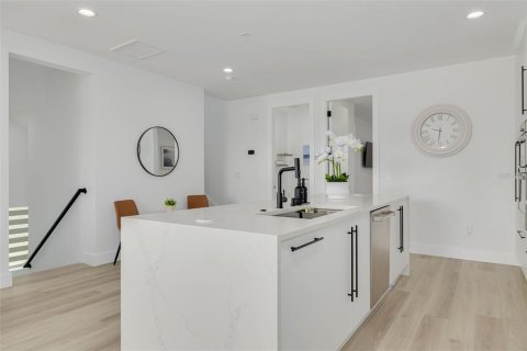 Casa en venta en Port Richey, Florida, 4 dormitorios, 269.42 m2 № 2421981 - foto 16