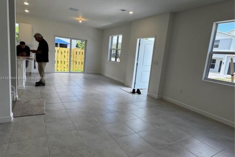 Adosado en alquiler en Pembroke Pines, Florida, 3 dormitorios, 167.13 m2 № 1938222 - foto 4