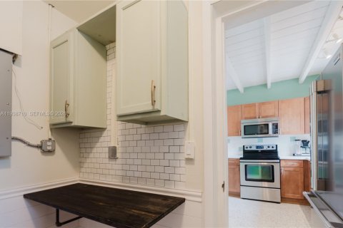 House in Hollywood, Florida 2 bedrooms, 102.01 sq.m. № 1996174 - photo 12