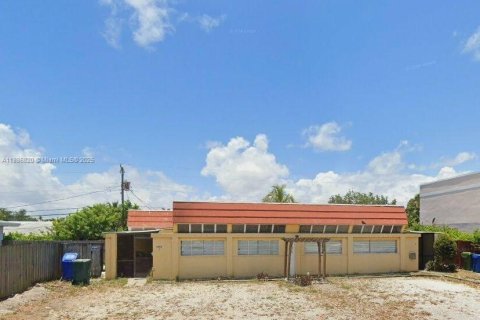 Купить коммерческую недвижимость в Форт-Лодердейл, Флорида 193.24м2, № 1940967 - фото 1
