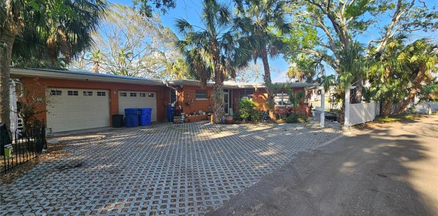 House in Saint Petersburg, Florida 2 bedrooms, 184.97 sq.m. № 1658673