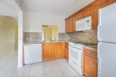 Apartment in Coral Springs, Florida 2 bedrooms, 97.92 sq.m. № 2401351 - photo 8