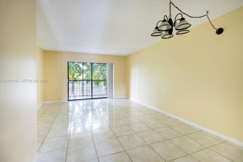 Apartment in Coral Springs, Florida 2 bedrooms, 97.92 sq.m. № 2401351 - photo 2