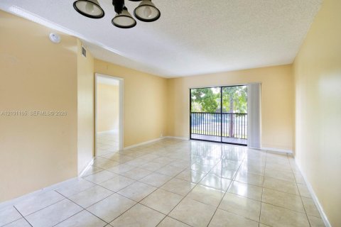 Apartment in Coral Springs, Florida 2 bedrooms, 97.92 sq.m. № 2401351 - photo 3