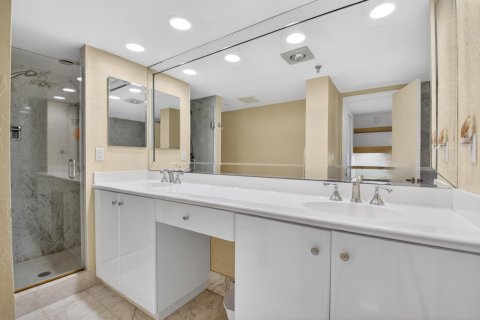 Condo in Highland Beach, Florida, 2 bedrooms  № 2367783 - photo 13
