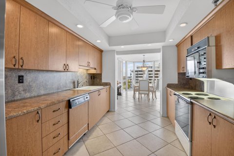 Condo in Highland Beach, Florida, 2 bedrooms  № 2367783 - photo 9
