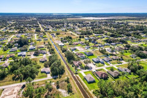 House in Lehigh Acres, Florida 4 bedrooms № 1830153 - photo 6