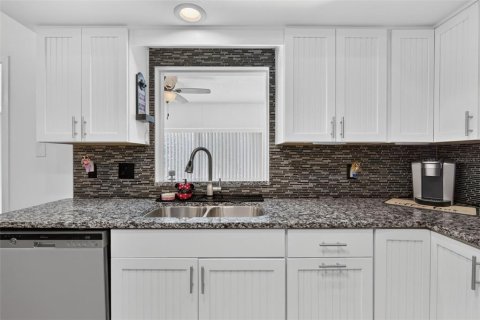 House in Venice, Florida 3 bedrooms, 121.79 sq.m. № 2390951 - photo 8