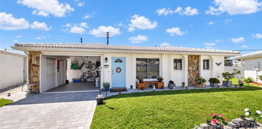 House in Venice, Florida 3 bedrooms, 121.79 sq.m. № 2390951