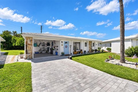 House in Venice, Florida 3 bedrooms, 121.79 sq.m. № 2390951 - photo 2