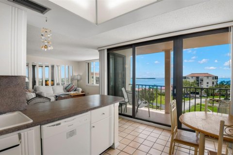Condo in Saint Petersburg, Florida, 2 bedrooms  № 1843130 - photo 13
