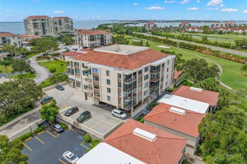 Condo in Saint Petersburg, Florida, 2 bedrooms  № 1843130 - photo 1