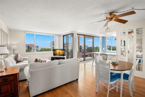 Condo in Saint Petersburg, Florida, 2 bedrooms  № 1843130 - photo 3