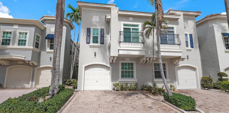 Townhouse in Palm Beach Gardens, Florida 3 bedrooms, 177.44 sq.m. № 2158434