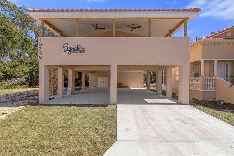 House in Homosassa, Florida 3 bedrooms, 150.97 sq.m. № 1543426 - photo 1