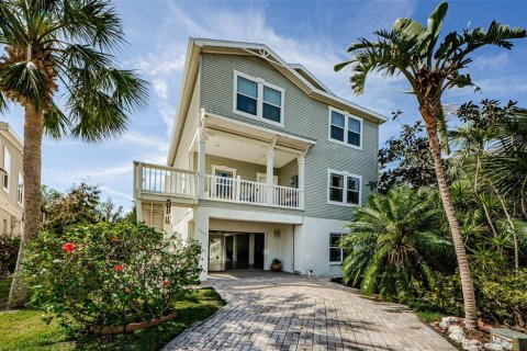 House in Port Richey, Florida 3 bedrooms, 213.21 sq.m. № 2350122