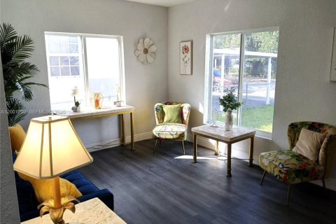 House in Miami, Florida 4 bedrooms, 128.48 sq.m. № 2065228 - photo 4