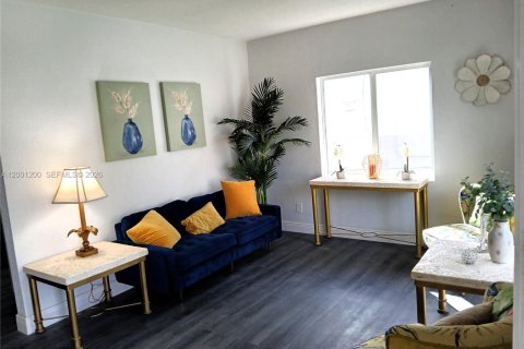 House in Miami, Florida 4 bedrooms, 128.48 sq.m. № 2065228 - photo 5