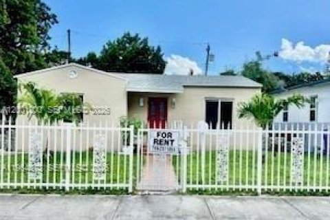 House in Miami, Florida 4 bedrooms, 128.48 sq.m. № 2065228