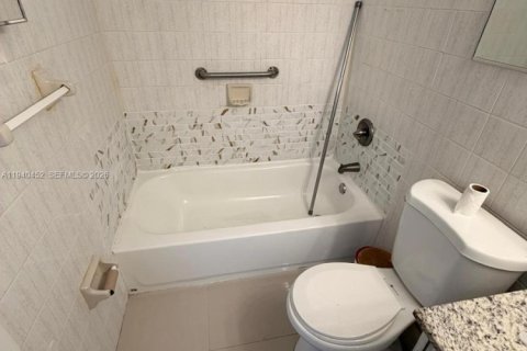 Apartment in Miami, Florida 1 bedroom, 63.17 sq.m. № 1997687 - photo 11