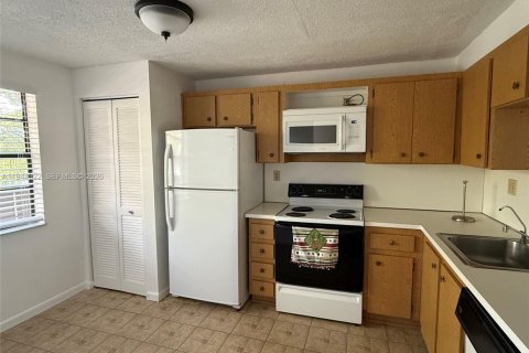 Купить кондоминиум в Пемброк-Пайнс, Флорида 2 спальни, 94.85м2, № 2003360 - фото 2