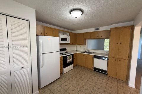 Купить кондоминиум в Пемброк-Пайнс, Флорида 2 спальни, 94.85м2, № 2003360 - фото 6