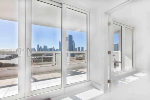 Condo in Miami, Florida, 2 bedrooms № 1991581 - photo 13