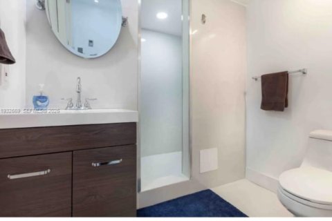 Condo in Miami, Florida, 2 bedrooms № 1991581 - photo 18