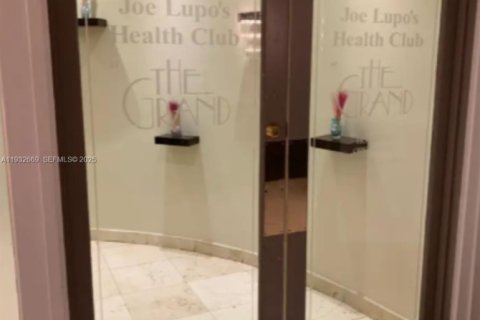 Condo in Miami, Florida, 2 bedrooms № 1991581 - photo 22