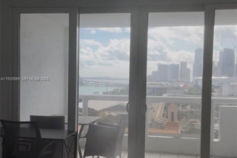 Снять в аренду кондоминиум в Майами, Флорида 2 спальни, 91.51м2, № 1991581 - фото 1