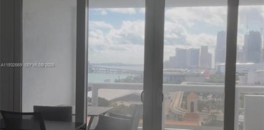 Кондоминиум с 2 спальнями в Майами, Флорида № 1991581