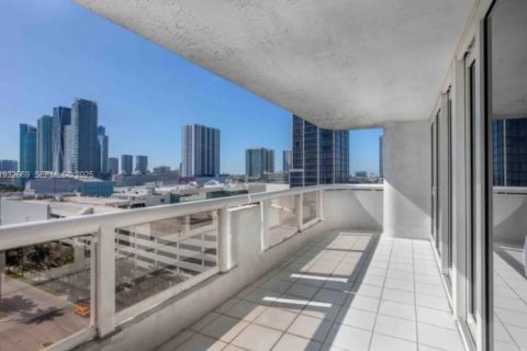 Condo in Miami, Florida, 2 bedrooms № 1991581 - photo 9