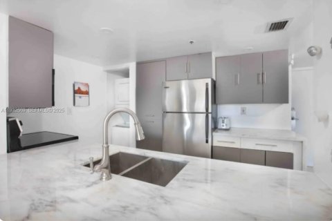 Condo in Miami, Florida, 2 bedrooms № 1991581 - photo 6