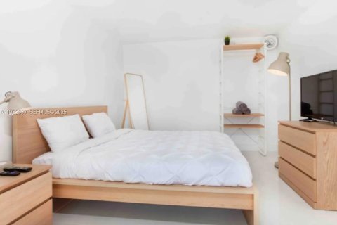 Condo in Miami, Florida, 2 bedrooms № 1991581 - photo 17