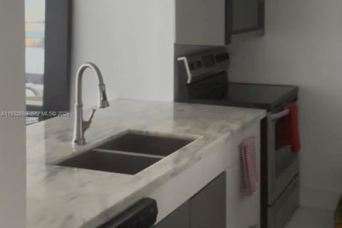 Снять в аренду кондоминиум в Майами, Флорида 2 спальни, 91.51м2, № 1991581 - фото 3