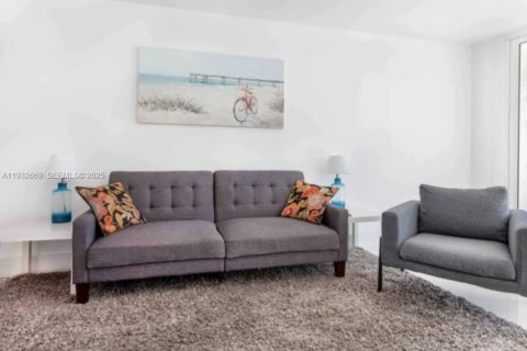 Condo in Miami, Florida, 2 bedrooms № 1991581 - photo 15