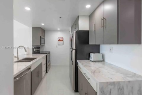 Condo in Miami, Florida, 2 bedrooms № 1991581 - photo 8