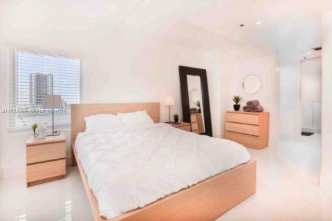 Condo in Miami, Florida, 2 bedrooms № 1991581 - photo 11
