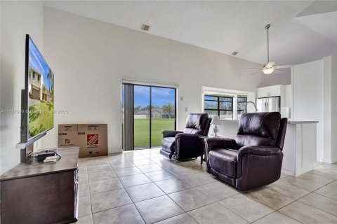 House in Davie, Florida 4 bedrooms, 206.8 sq.m. № 1726401 - photo 24
