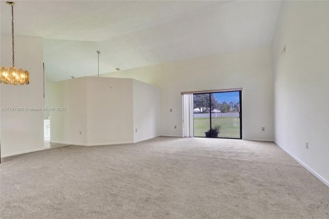 House in Davie, Florida 4 bedrooms, 206.8 sq.m. № 1726401 - photo 10