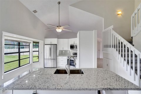 House in Davie, Florida 4 bedrooms, 206.8 sq.m. № 1726401 - photo 27