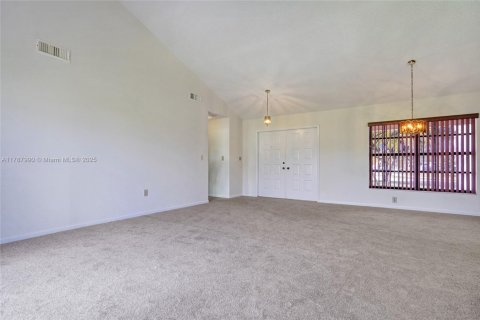 House in Davie, Florida 4 bedrooms, 206.8 sq.m. № 1726401 - photo 11