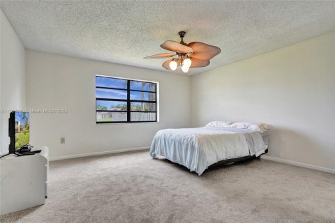 House in Davie, Florida 4 bedrooms, 206.8 sq.m. № 1726401 - photo 13