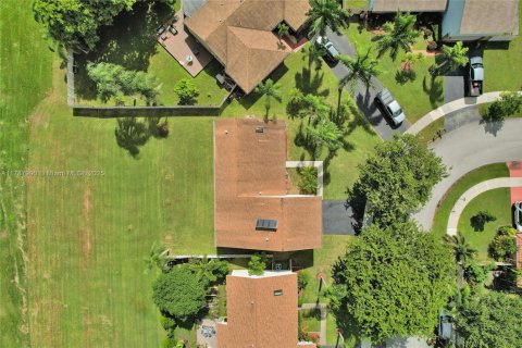 House in Davie, Florida 4 bedrooms, 206.8 sq.m. № 1726401 - photo 1